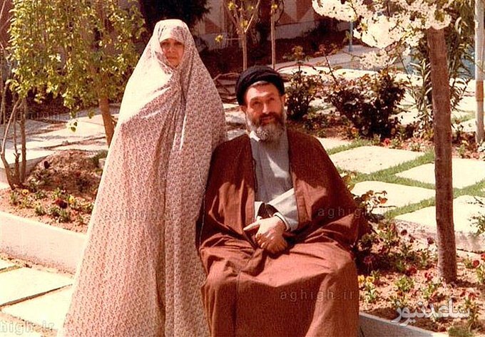 شهید بهشتی در کنار همسرش