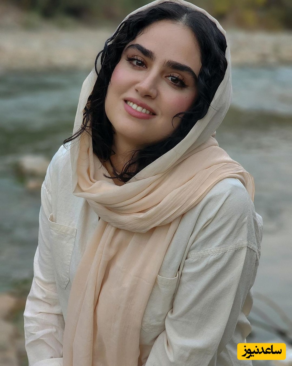 عکس هنری و زیبای هانیه غلامی در پله‌های خانه لاکچری و شاهانه که سراسر از چوب ساخته شده