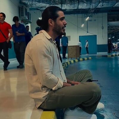 (فیلم) غوغای آوازخوانی آقای دکتر ایرانی با صدای بهشتی در پارکینگ مرکز خرید/ تشویق دسته جمعی کارکنان حق این صدا رو ادا کرد