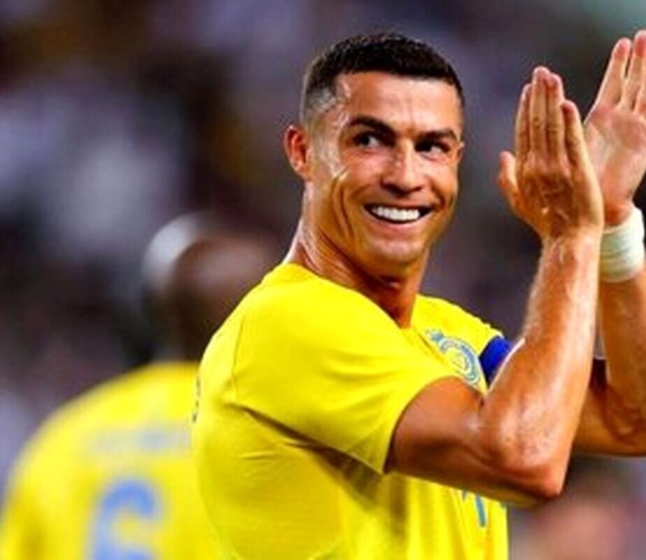 (عکس) بازدید رونالدو از موزه شخصی‌ اش؛ عکس یادگاری Cr7 با مجسمه‌اش در مادیرا