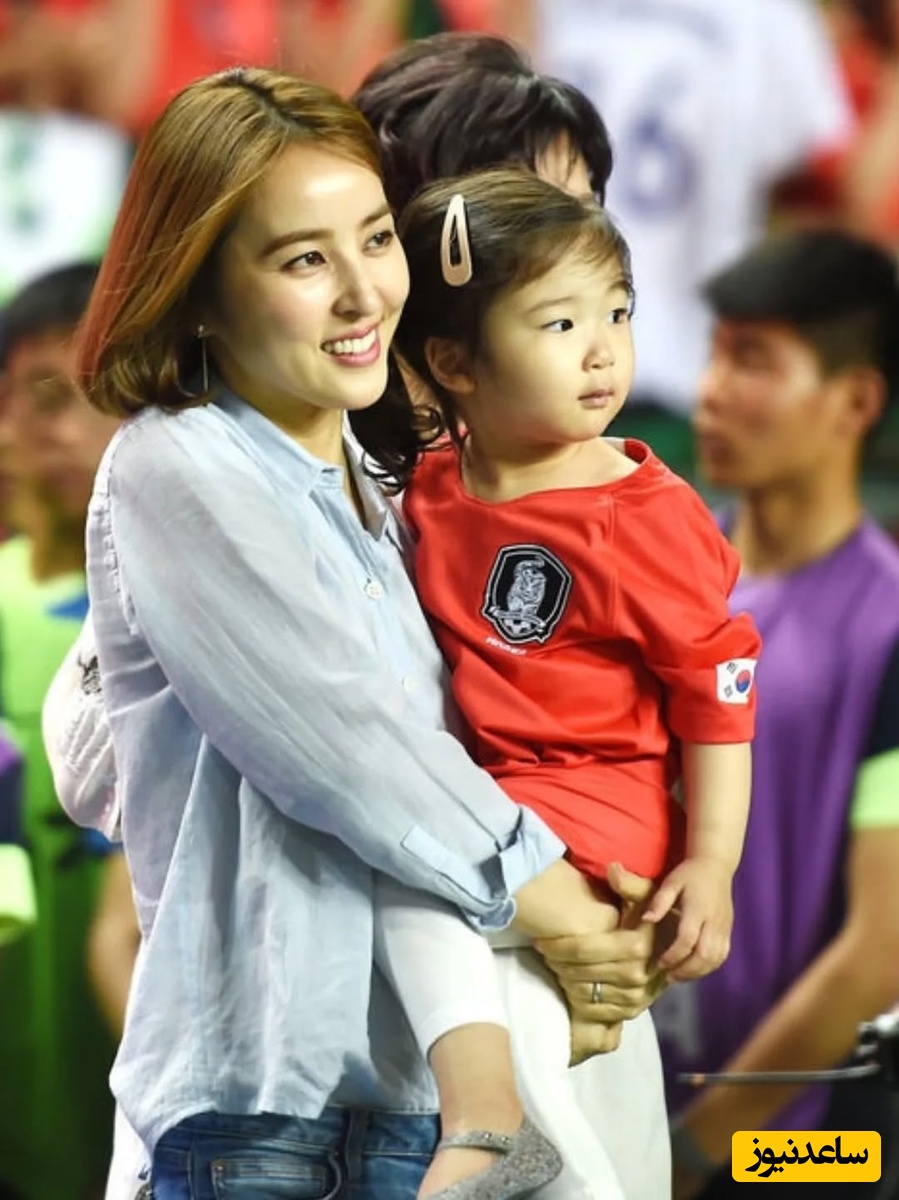 نگاهی به حضور بانو سوسانو و دخترش وسط زمین فوتبال در جشن پیوستن همسرش کی سونگ یونگ به باشگاه قرن+فیلم و عکس
