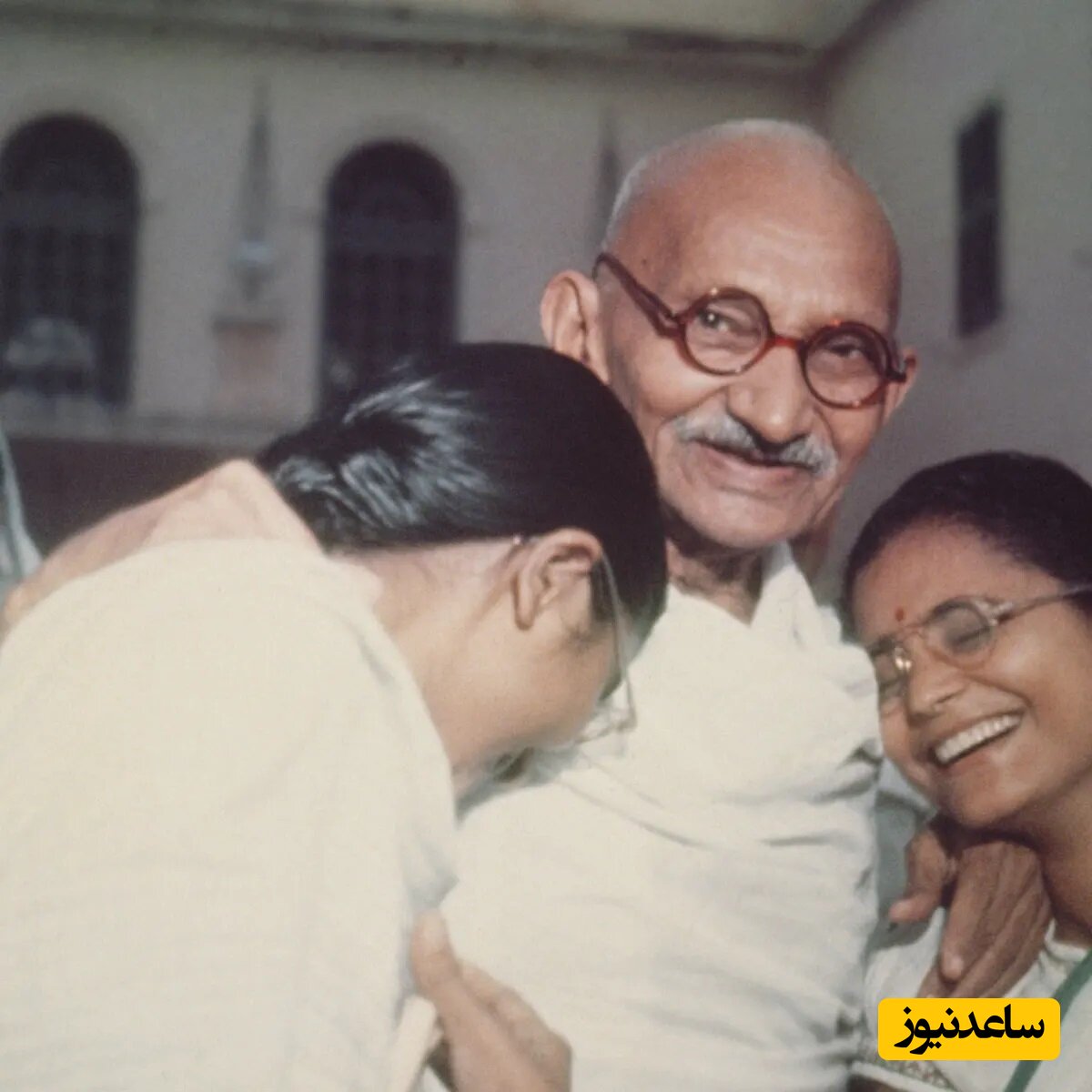خلوت شبانه گاندی با دختران جوان در کهنسالی / سرِ پیری و معرکه گیری؟!