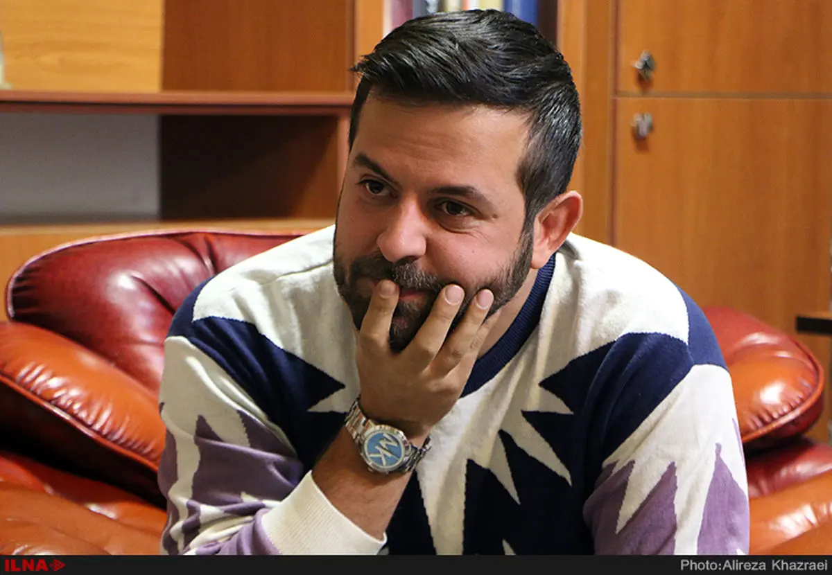 وقتی هومن سیدی، کارگردان سریال وحشی از انتشار دکوراسیون منزلش فقط به این بسنده میکنه؛ گوشه‌ای از پذیرایی با قابهای عکس خاص و لوستری با کریستالهای صورتی+عکس