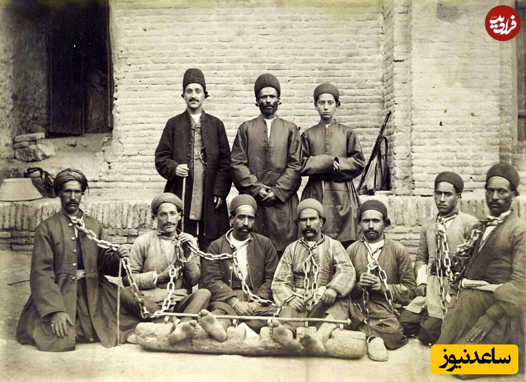 گروهی از زندانیان در غل و زنجیر
