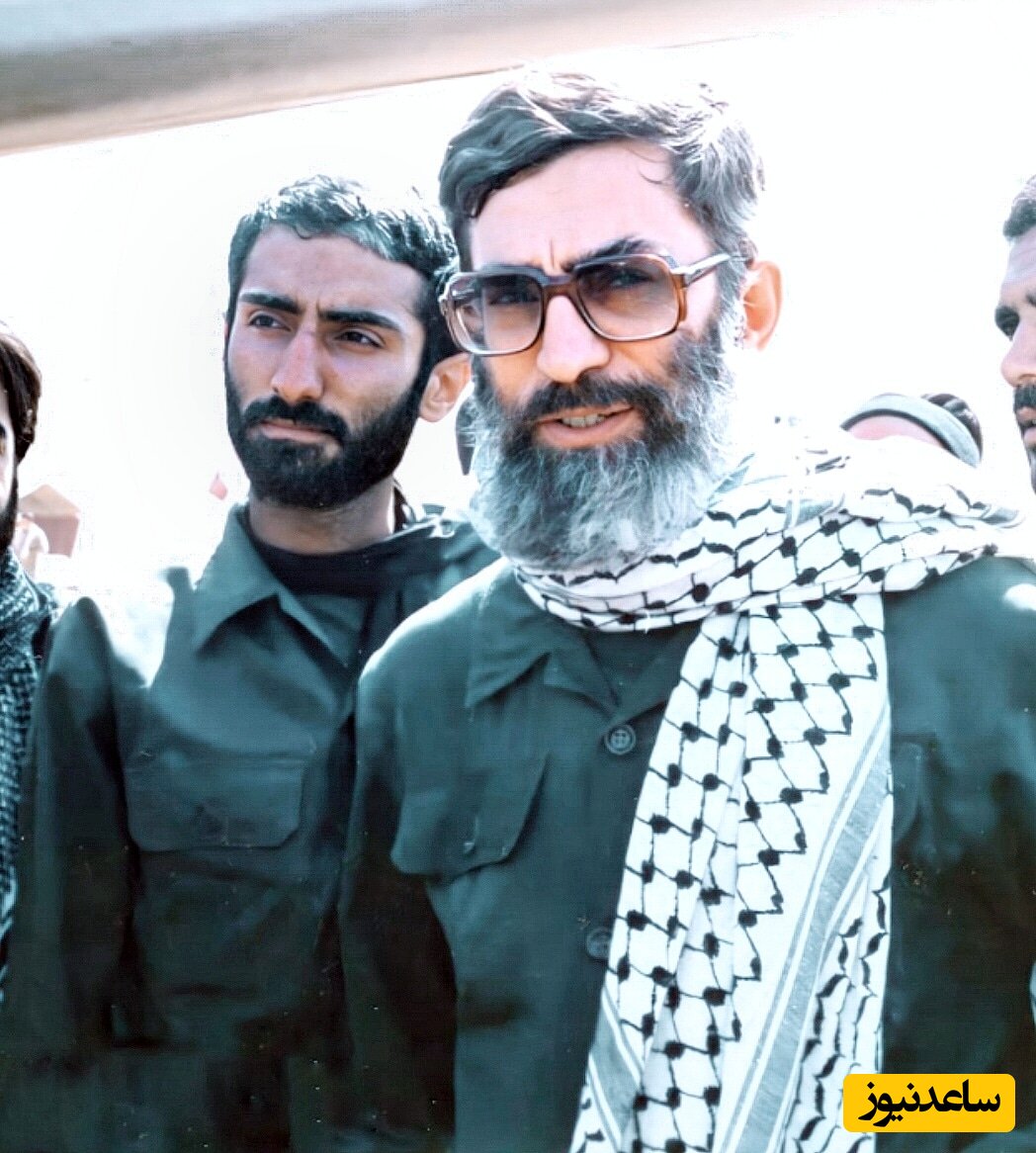 (عکس)  لباس یشمی رنگ رهبر معظم انقلاب در مرقد امام (ره) و گلزار شهدا، تداعی کننده یک لباس مقدس