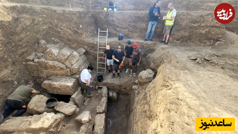 کف مقبره در عمق 12 متری تپۀ تدفینی قرار داشت