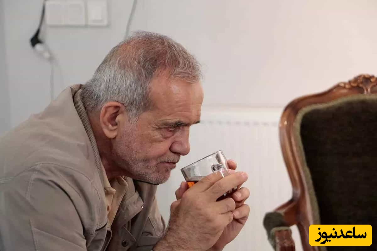 روزی که پزشکیان تفاوت یه تُرک با یک یزدی را در میزبانی از خاتمی در منزلش نشان داد؛ رئیس‌جمهور برای سیدمحمد خاتمی در فنجان و برای خودش در لیوان چای ریخت+ویدیو