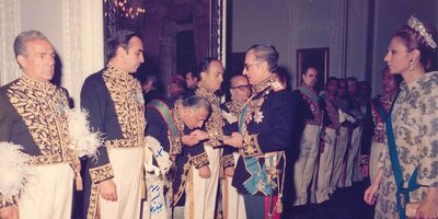 به صف شدن وزرا برای دستبوسی شاه و فرح در مراسم سلام نوروزی؛ حقیر و عقده احترام داشتن در خاندان پهلوی عادیه...