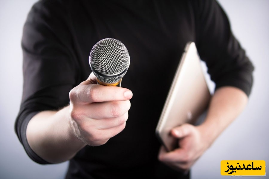 میکروفون در دست خبرنگار