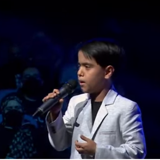(ویدئو) اشک ها و گریه های خواننده معروف با شنیدن صدای بهشتی کودک خواننده در برنامه آوای جادویی/چقدر عالیی آهنگ «هوای گریه بامن» رو اجرا کرد😍