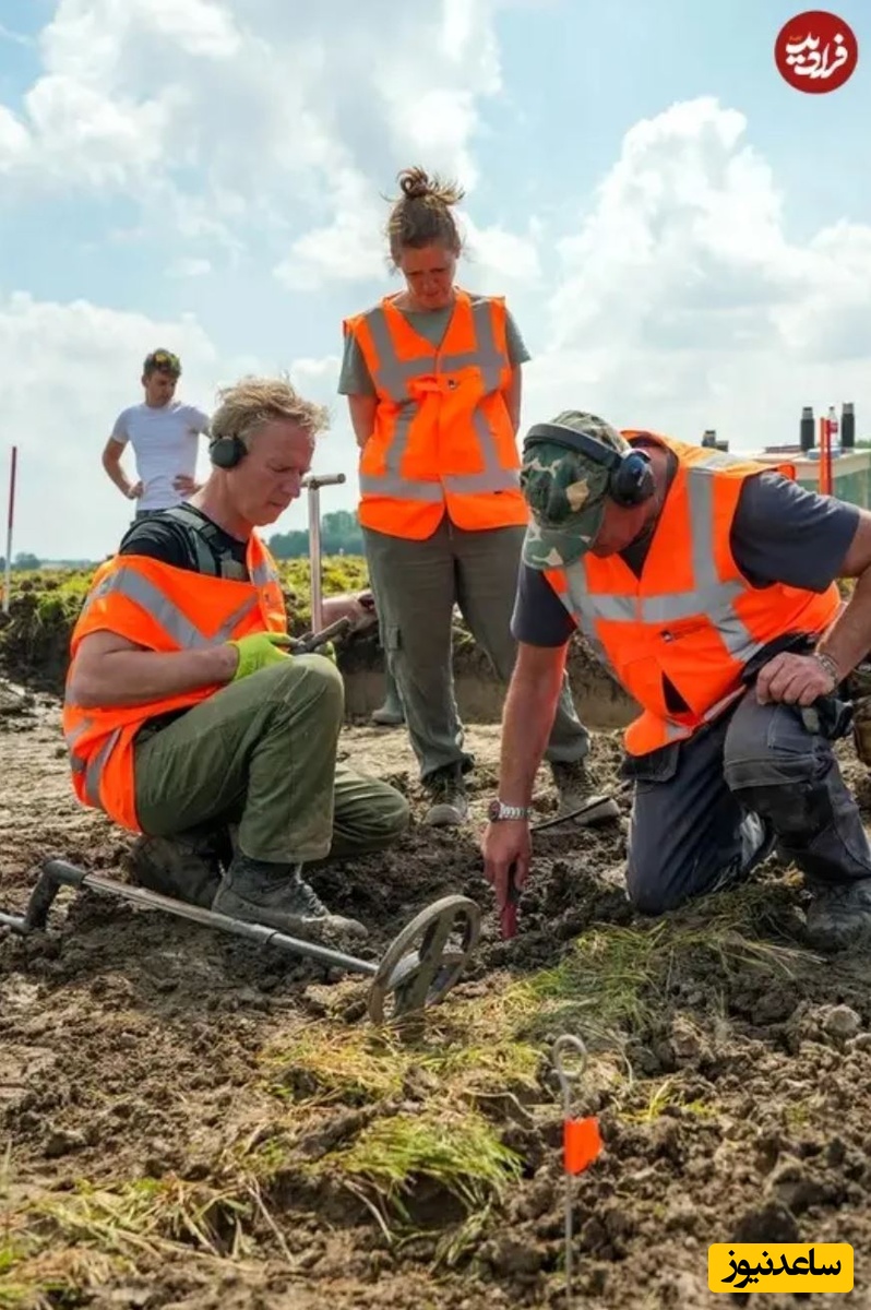 رینیر کولینک (چپ) و گرت-یان مسلار (راست) نخستین بار این مجموعه سکهها را پس از جستوجوی ناموفق برای کلید تراکتور یک کشاورز محلی یافتند