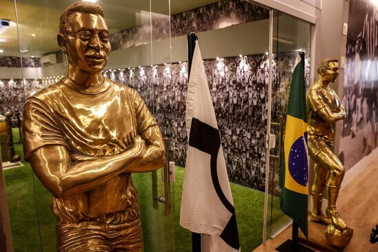 هواداران در کنار مقبره "پله" بازیکن افسانه ای فوتبال جهان در آرامگاهی مشرف به استادیوم فوتبال باشگاه سانتوس برزیل که برای اولین بار به روی عموم باز شده است./ آسوشیتدپرس