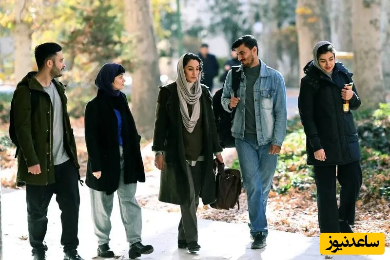 صحنه ای از سریال هزار و یک شب که در آن هدیه تهرانی استاد دانشگاه تهران است و همراه دانشجویان قدم می زند