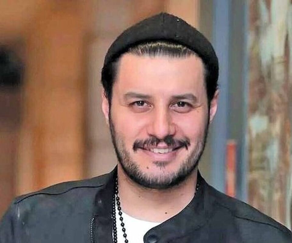 ویدیو / هنرمندی خیره‌کننده "جواد عزتی" در «آتابای» و تسلط بی‌عیب و نقص او به زبان ترکی؛ تمرین بی‌وقفه یا نبوغ خدادادی؟