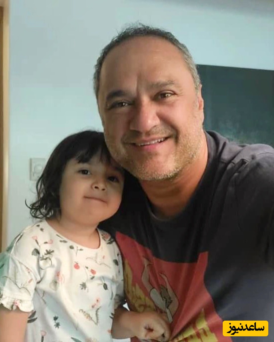 نگاهی به چیدمان شیک  و مینیمال منزل رامبد جوان و همسر هنرمندش، نگار جواهریان/ از جزئیات چشم‌نواز آینه کنسول زمردی با گل‌های نرگس تا حال‌وهوای شاعرانه چراغ‌های ریسه‌ای