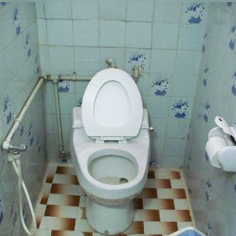 خلاقیت خنده دار و عجیب مسئول دستشویی عمومی در جدا کردن دو توالت فرنگی از همدیگر حماسه ساز شد+عکس/خسته نباشی مغز متفکر🤣