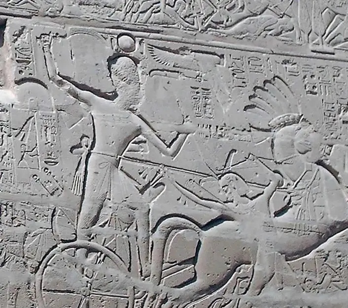 نقشبرجستهای از معبد کرنک: رامسس کبیر با شمشیر «خِپِش» و افسار ارابه که به کمربندش بسته شده است