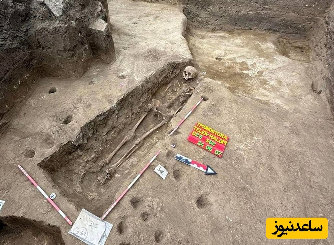 (تصاویر) کشف گنجینۀ کوچک نقره‌ای در دست یک اسکلت 600 ساله