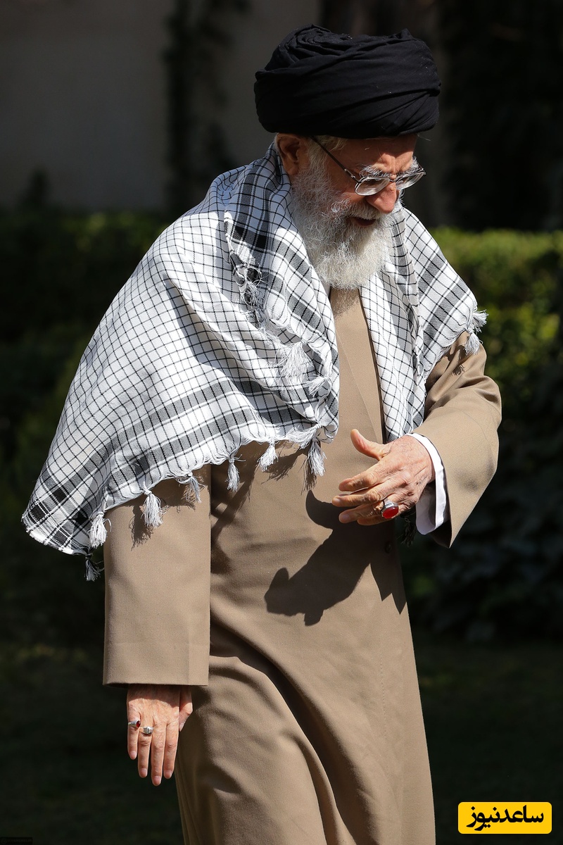 (فیلم) واکنش رهبر انقلاب به تعریف و تمجید از ایشان در بیت رهبری: این‌ حرف‌ها را اینقدر تکرار نکنید...