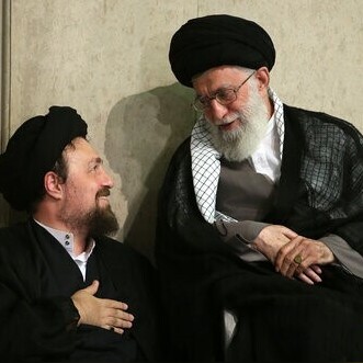 احوالپرسی کوتاه اما گرم رهبر معظم انقلاب با سیدحسن خمینی در مراسم سالگرد پدربزرگشان امام خمینی+ویدیو