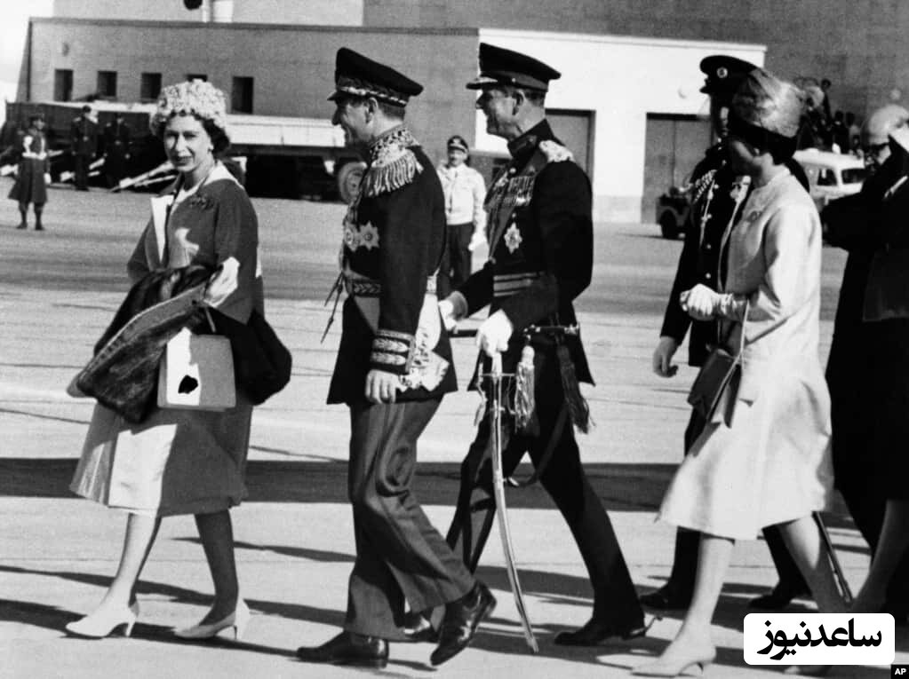 شاه پهلوی چاپلوس در یک ضیافت سلطنتی کلید طلایی تهران را دو دستی تقدیم ملکه الیزابت کرد!