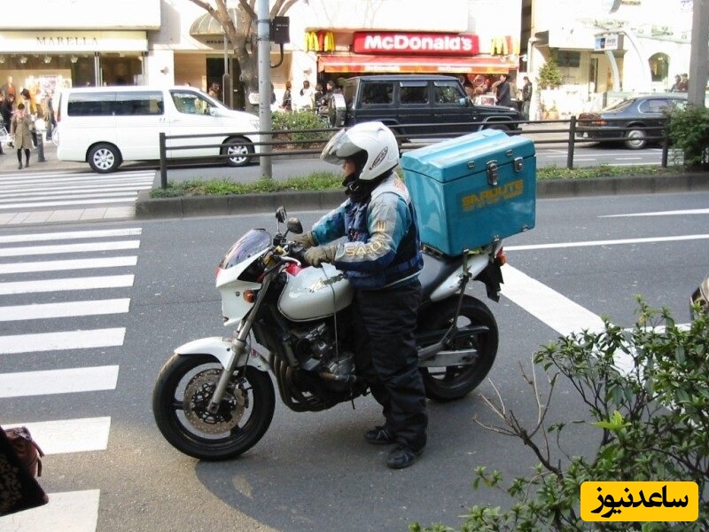 (ویدئو) بازدید میلیونی خوش شانسی یک پیک موتوری هنگام سقوط درخت/ خطر از بیخ گوشش گذشت یعنی همین😳