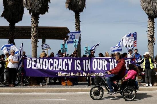 تظاهرات مخالفان نتانیاهو در مقابل کنسولگری ایالات متحده آمریکا در شهر تل آویو/ رویترز