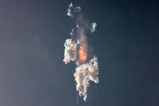 انفجار فضاپیمای استارشیپ اسپیس ایکس در یک پرتاب آزمایشی بدون خدمه لحظاتی پس از شلیک/ رویترز