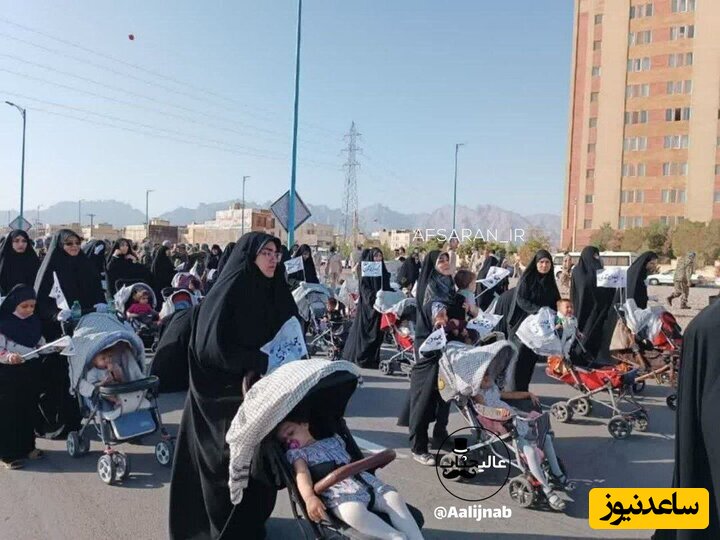(عکس) رژه کالسکه کودکان در مراسم رژه نیروهای مسلح یزد با شعار جهاد فرزندآوری!