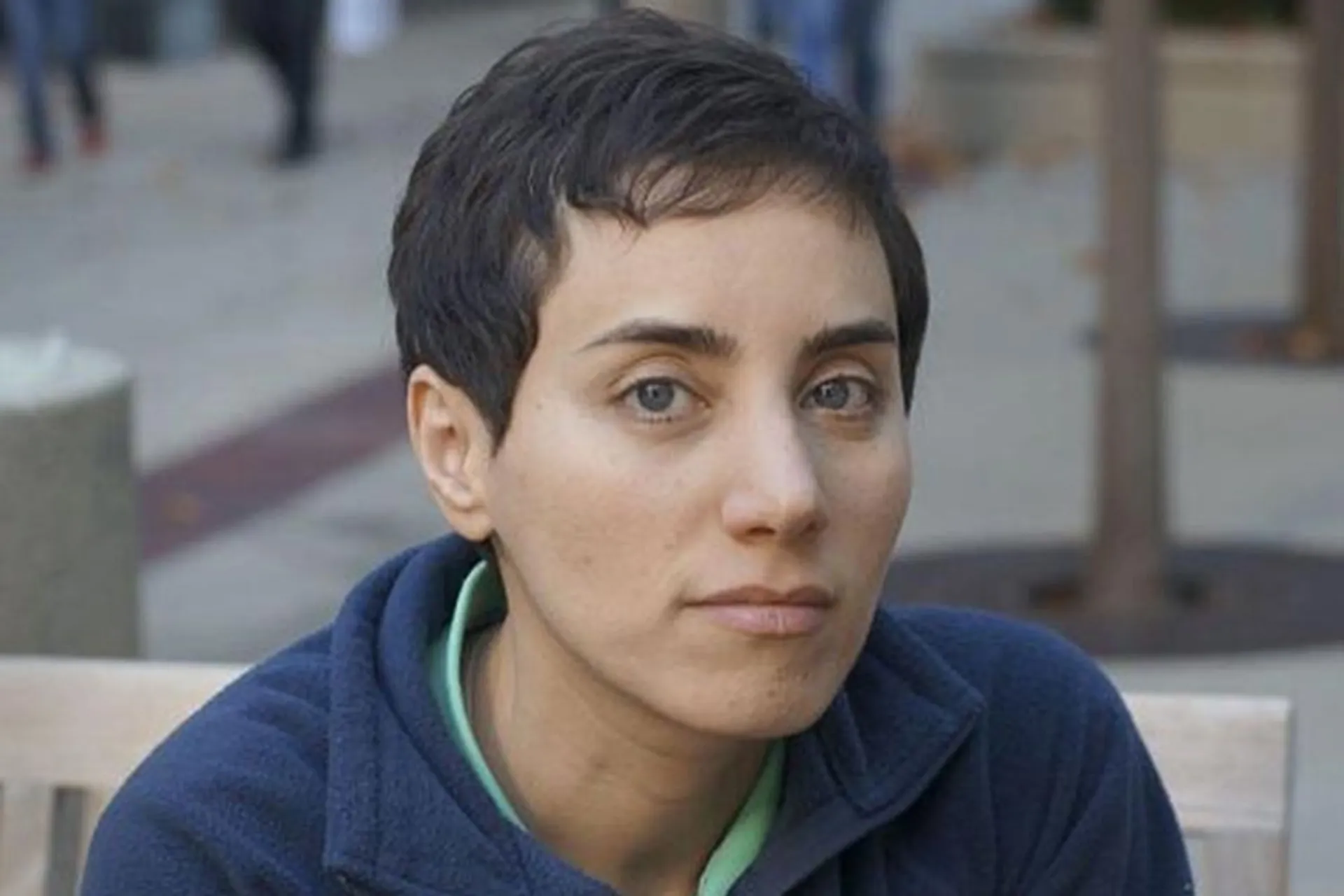 عکس| نگاهی به آرامگاه ابدی پروفسور مریم میرزاخانی جایی که نابغه‌ی بی‌بدیل ریاضی ایران برای همیشه آرام گرفت/ حکاکی روی سنگ قبرش ساده اما عمیق است!