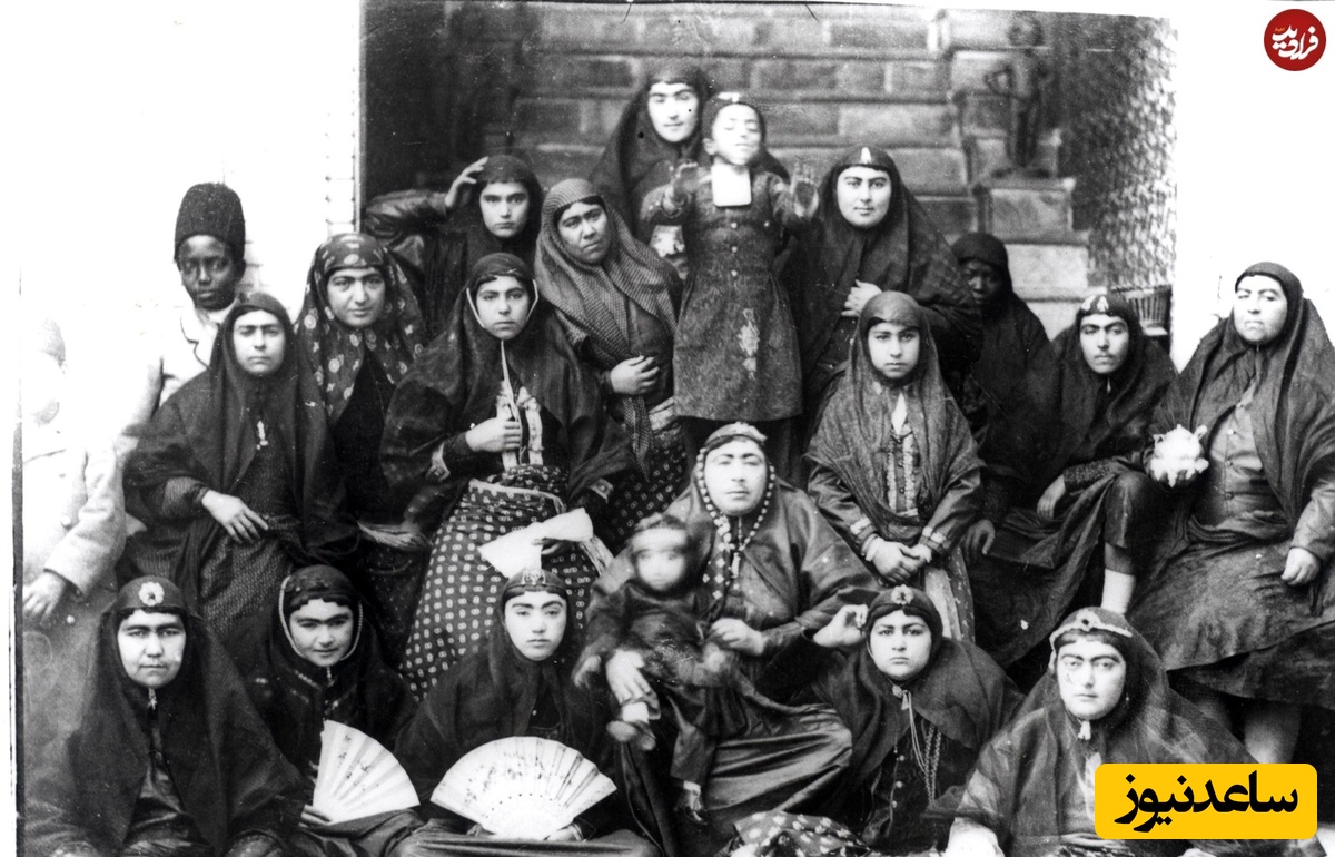 گروه زن‌ها روی پله مرمر، عزیزالسلطان هم در میان آنها 