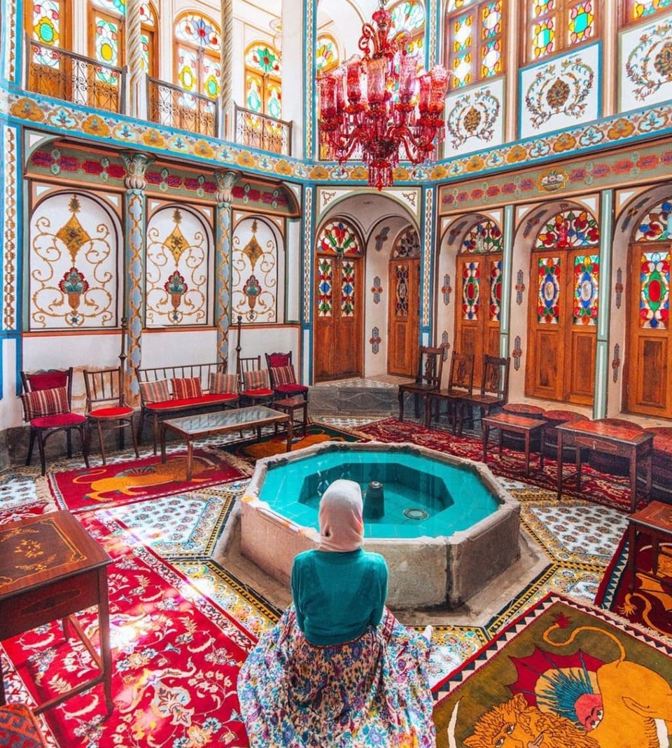 (ویدیو) نگاهی زیبا به خانه‌ی شاه‌نشین ملاباشی در اصفهان/ از خاص‌ترین خانه های دوران قاجار با معماری منحربه‌فرد و شیشه‌ های رنگی و فضایی خیال‌ انگیز که روح انسان را جلا میدهد😍