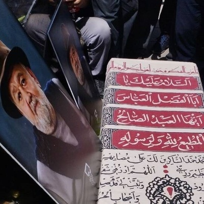 آخرین بدرقه با شاخه‌های گل سفید؛ لحظه جان‌سوز گل‌باران مزار اکبر عبدی پس از خاکسپاری + عکس