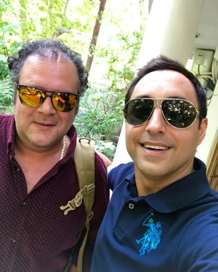 تغییر چهره باورنکردنی هومن برق نورد در کافه گردی با امیرحسین رستمی، همبازی‌اش در سریال "دودکش"