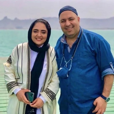 (ویدیو) خاطره بامزه و جالب علی اوجی از همسرش نرگس محمدی در برنامه زنده با حضور فرزاد فرزین و رضا یزدانی/ نرگس حلقه ازدواجش رو توالت هتل جا گذاشت