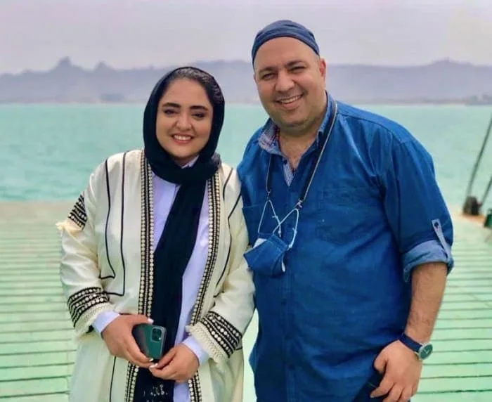 (ویدیو) خاطره بامزه و جالب علی اوجی از همسرش نرگس محمدی در برنامه زنده با حضور فرزاد فرزین و رضا یزدانی/ نرگس حلقه ازدواجش رو توالت هتل جا گذاشت