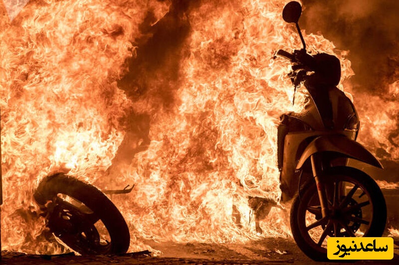 لحظه وحشتناک آتش گرفتن موتورسیکلت برقی و سواره‌اش+ ویدئو/ این دیگه چی بود!