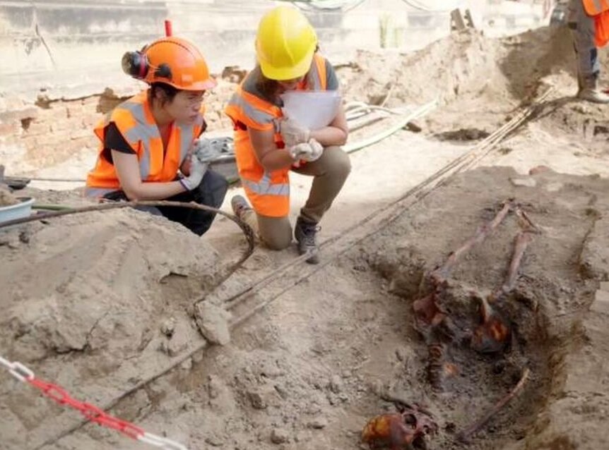 (تصاویر) کشف غافلگیرکنندۀ باستان‌شناسان هلندی در زیر ساختمان مجلس!