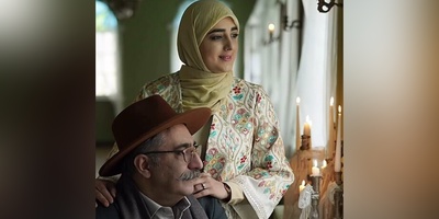 ویدئو/ نگاهی به چیدمان سنتی و شاهانه منزل ستاره‌سادات قطبی و شهرام شکیبا/ از پیانو و کتابخانه پر از کتاب تا فرش لاجوردی و گل‌های غول‌پیکر