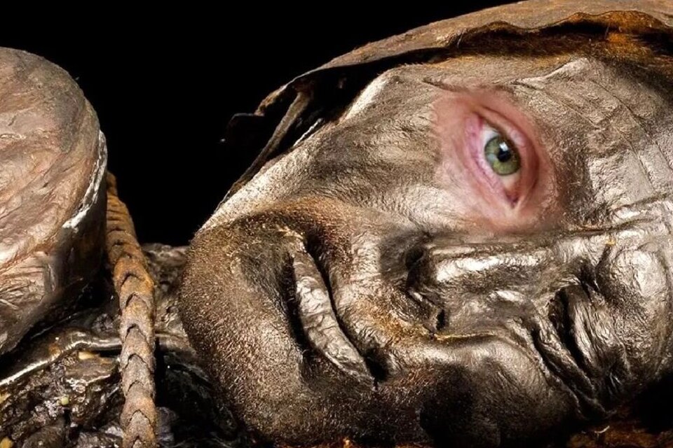 فیلم بازسازی چهره مومیایی مرد باتلاقی 2400 ساله
