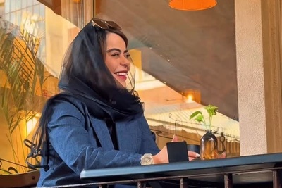 نگاهی به دکوراسیون پاییزی کافه دوبلکس الهام اخوان در مرکز شهر با حیاط و بالکن دنج/ کتابخونه، چراغ نفتی دکوری، مجسمه های اگزجره و...