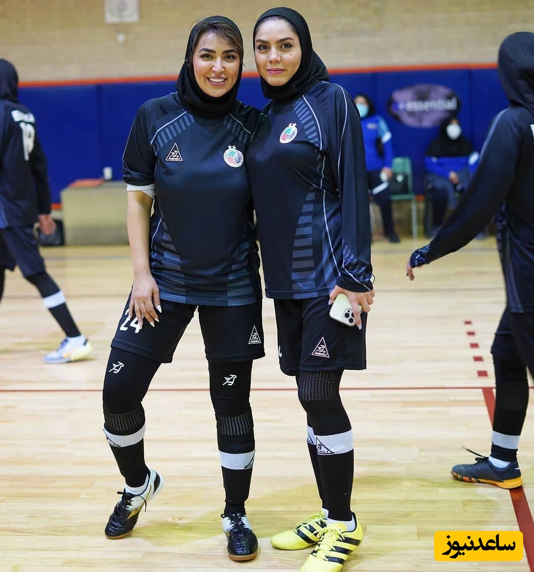 فریبا طالبی و فقیهه سلطانی در بین هواداران استقلال در ورزشگاه آزادی