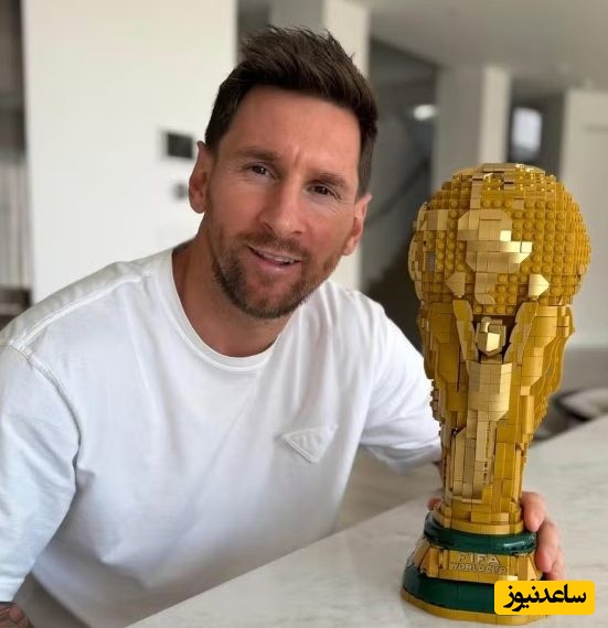 لیونل مسی و جام جهانی در دست