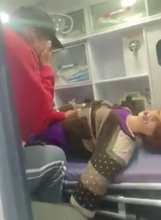 زن پارچه ای این مرد کلمبیایی مریض شده و راهی بیمارستان شد! + فیلم و عکس