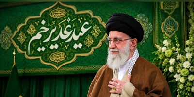 یک عکس تاریخی در آستانه غدیر؛ قابی از رهبر شهید انقلاب که با نماد سادات بازنشر شد + فیلم