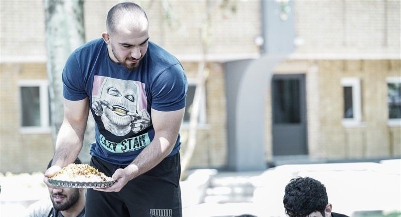 میزبانی خانواده امیرحسین زارع، سلطان بی‌رقیب کشتی ایران از حسن یزدانی و دوستان ورزشکار/ از پلوی زعفرانی مادرپز تا شیرینی و...+عکس