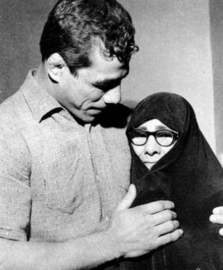 غلامرضا تختی: به مادرم ننه میگفتم، گوهریه که همیشه از زیر قرآن ردم میکنه و کندر دود میکنه برام و میگه الهی دست به خاک می‌زنی، طلا بشه مادر و...