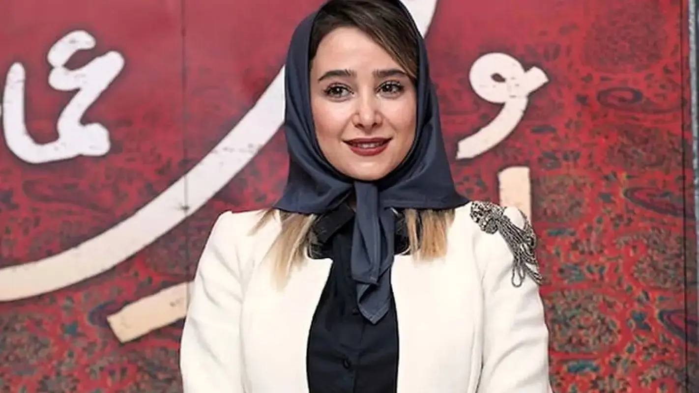 نگاهی به استایل عجیب و لوتی منشی الناز حبیبی و عاطفه رضوی روی سن تئاتر