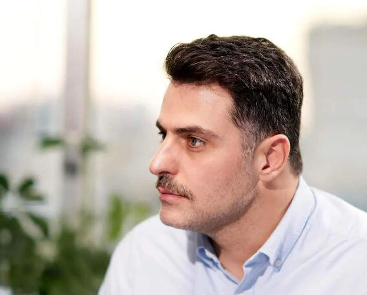 بلای وحشتناکی که امروز بر سر علی ضیا آمد؛ فحاشی و ضربه زدن موتورسواران خفت‌گیر با عینک و ماسک به ماشین مجری محبوب +ویدیو