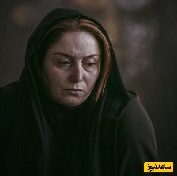 نگاهی به مراسم چهلم مادر ژاله صامتی و تزئین خانه ابدی کتایون منوچهری با گل تسلیت